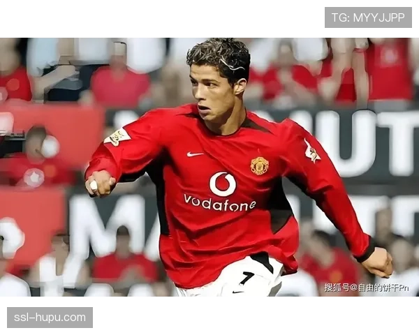 特写：看台上的弗格森与C罗共同观战曼联旧将交锋