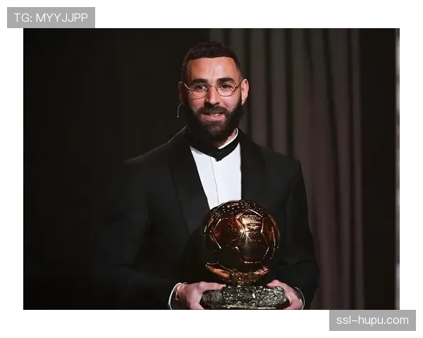 本泽马回归伯纳乌观战国家德比,赛后被拍到与老队友寒暄 本泽马回归伯纳乌观战国家德比,赛后被拍到与老队友寒暄